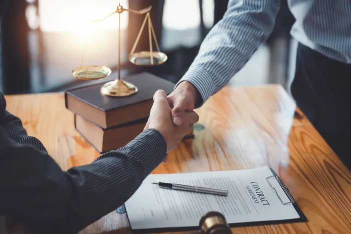 Hợp đồng “hứa thưởng” giữa luật sư và khách hàng: Nhìn từ bản chất hợp đồng dịch vụ pháp lý